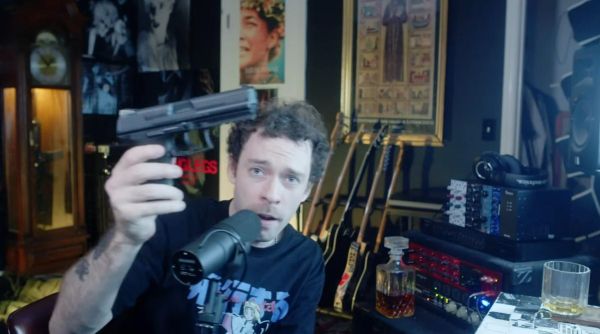 Комментатор на YouTube рекламирует своё 'лекарство' от
        педофилии. Позже он деанонимизирует и угрожает видному педоактивисту